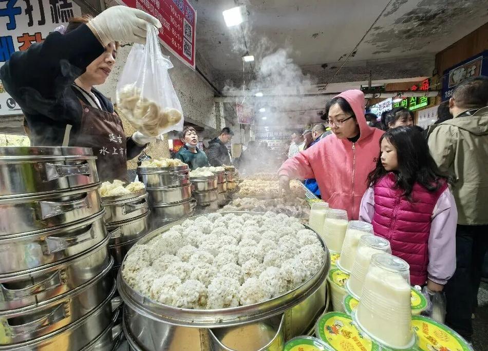 延吉水上市场清晨打糕摊