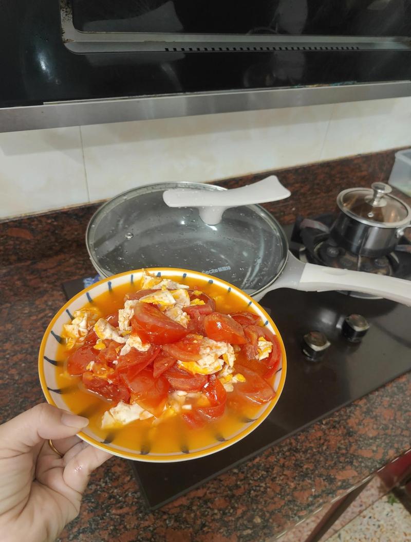 中式家庭厨房西红柿炒蛋食材准备场景