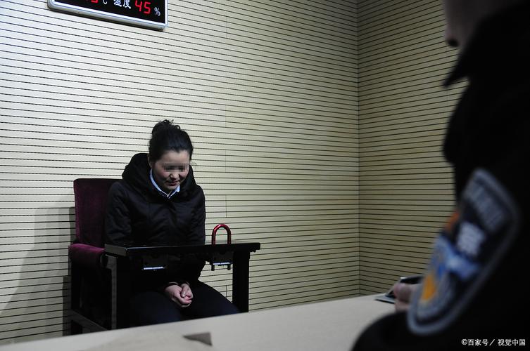 法院门口等待咨询离婚的中年女士