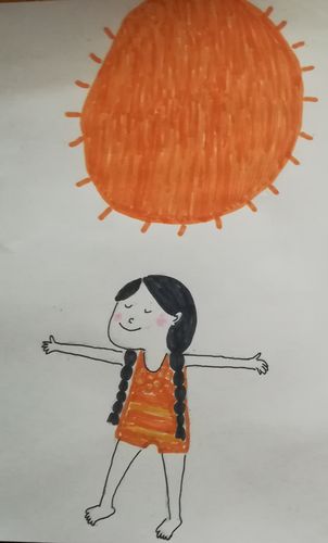 小学生蹲在阳台地面对着太阳能板哈气画太阳