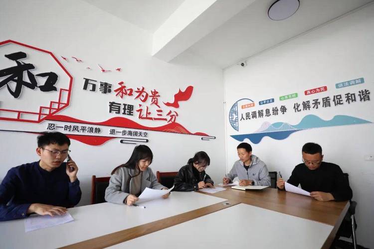 调解室桌面打印的争议新闻标题