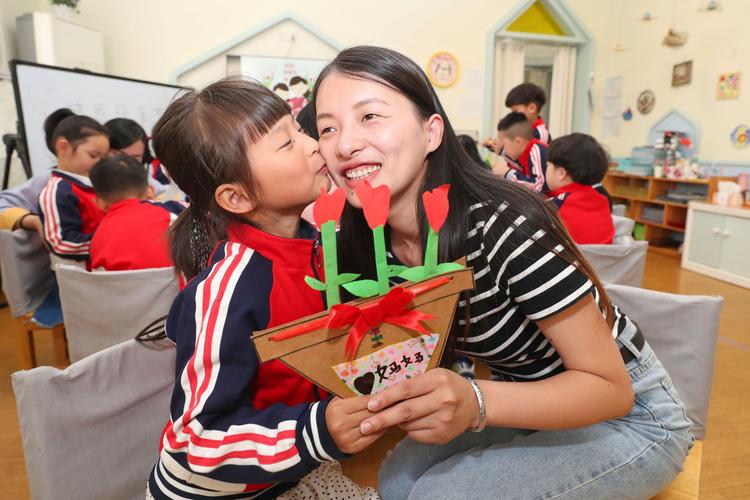 幼儿和妈妈告别时拿着妈妈信物实拍图