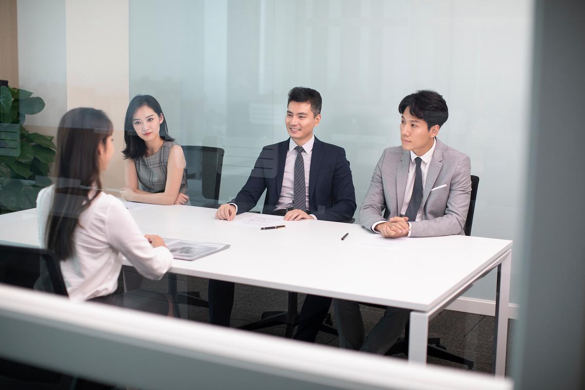 应届生公司会议室面试交谈场景