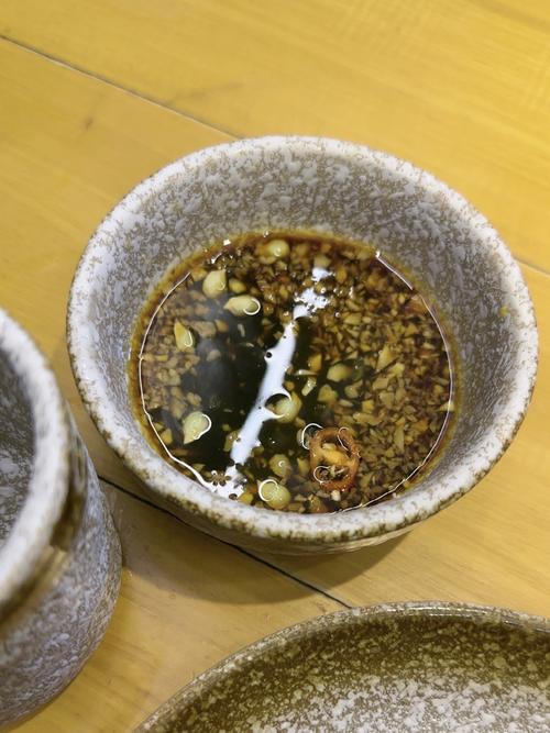 刷了熟豆油的大柳面剂子摆放在瓷盘里