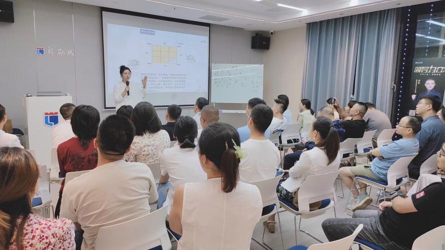 职业培训课堂上中年个体户学员