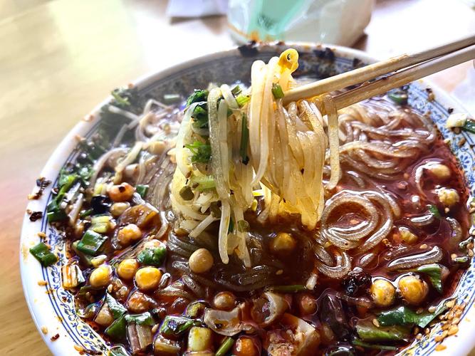 成都清晨肥肠粉店热气