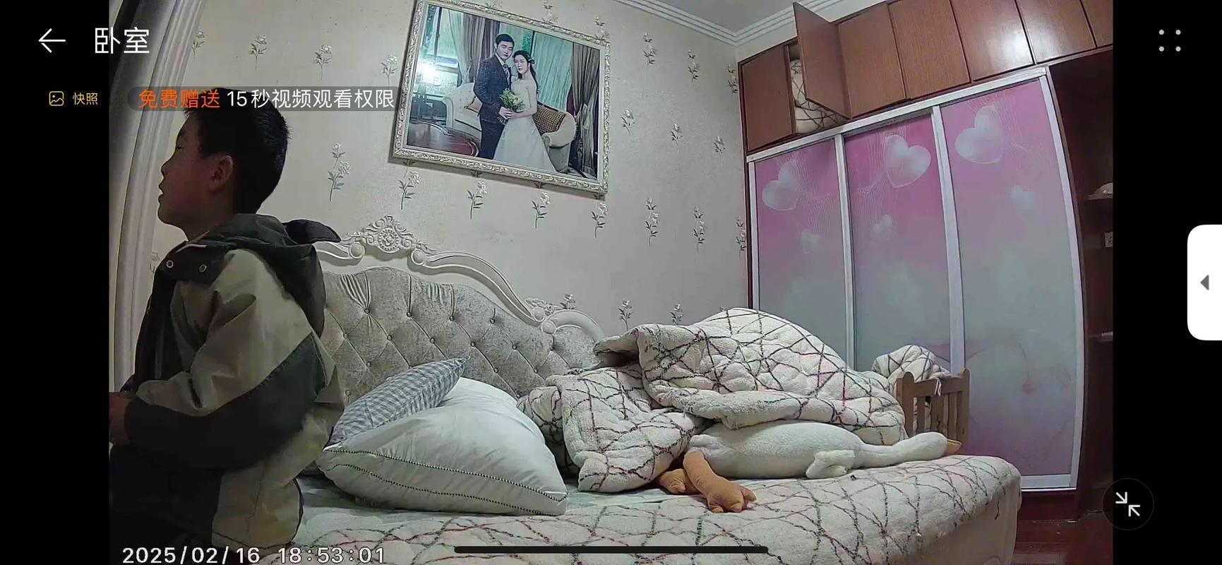 工厂妈妈透过手机监控与孩子视频通话