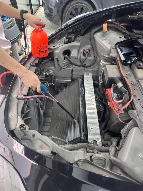 维修厂氮气保压检测汽车冷凝器漏点操作实拍
