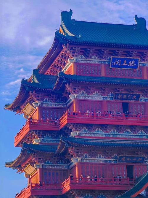 湖北南漳漳河边滕王阁飞檐观景图