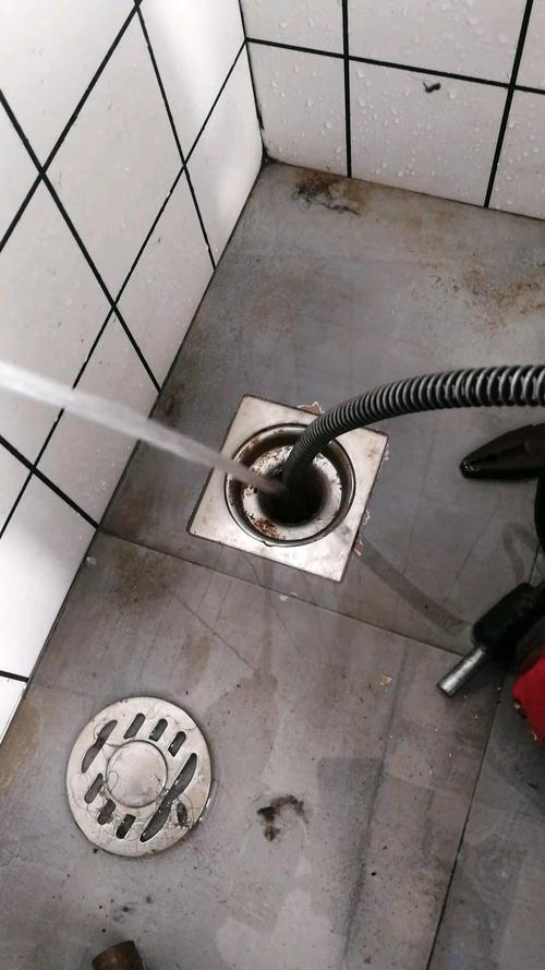 地漏与下水管缝隙密封处理实景图