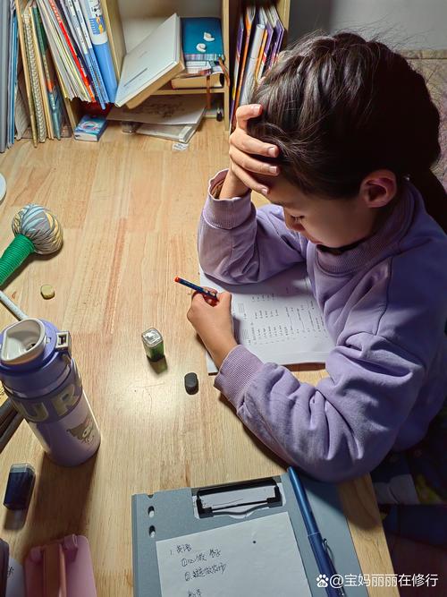 孩子面对语文试卷文学手法题时抓耳挠腮的书桌场景