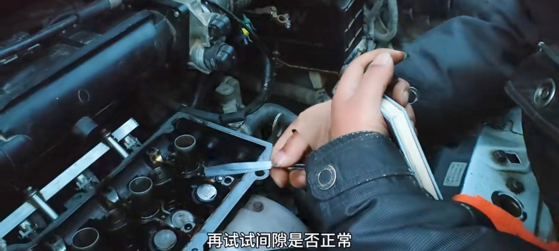 维修厂游标卡尺测量节气门翻板间隙