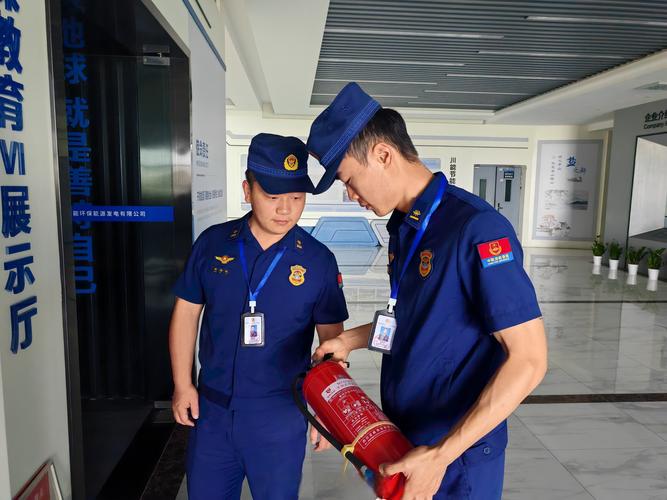 消防工程师身穿工服现场检查消防泵房