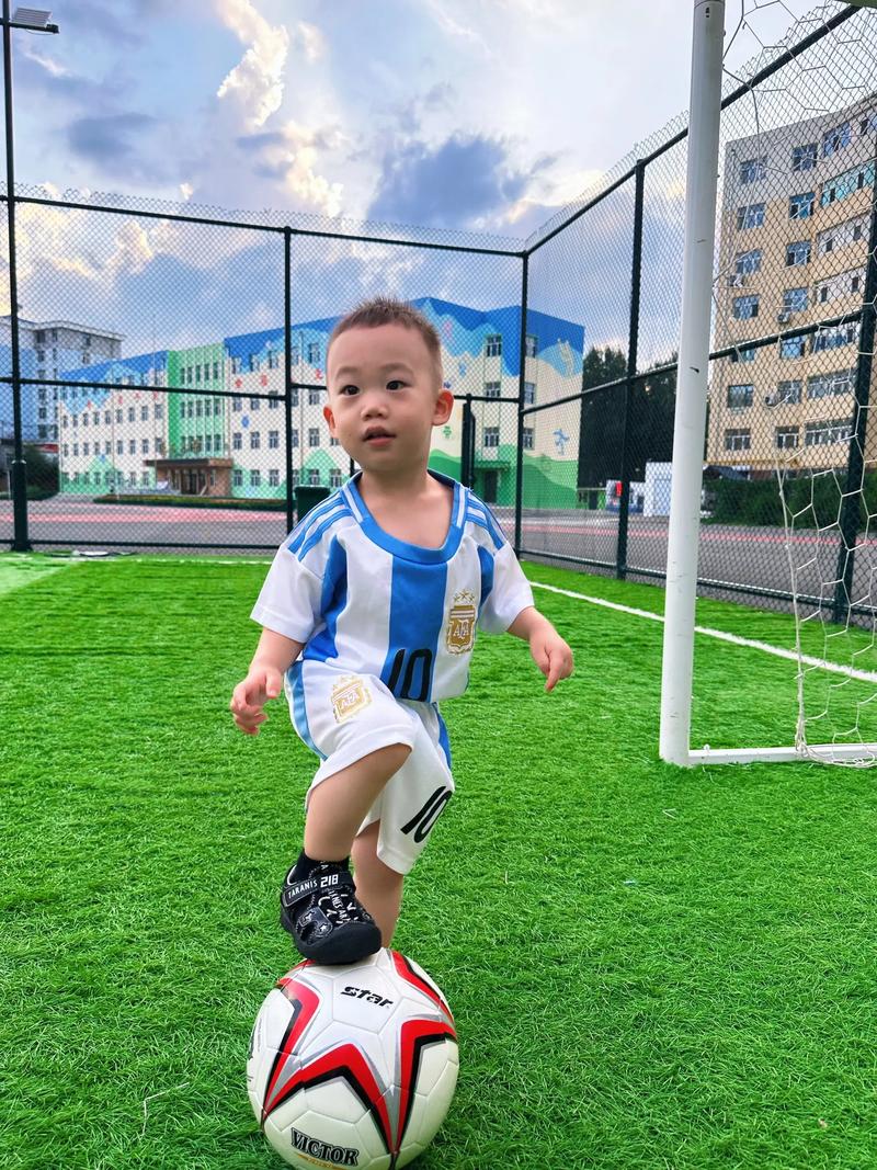 ⚽ 一、踢球的娃,首先得是个人