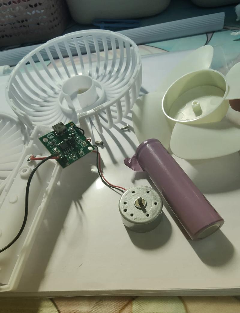拆开后的电风扇隐藏积灰位置实拍