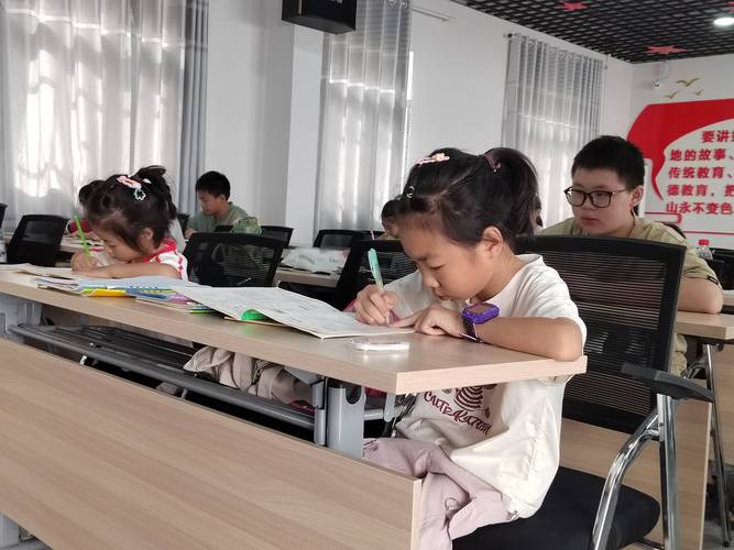 小学延时服务教室里学生自主写作业的实景