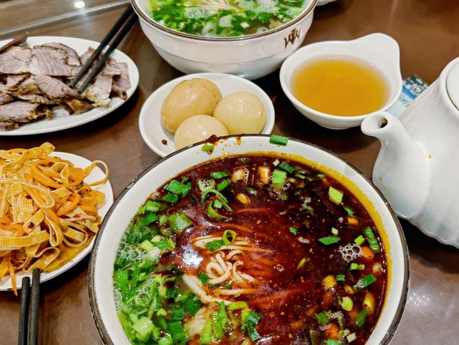 兰州老巷清晨牛肉面馆摔面场景