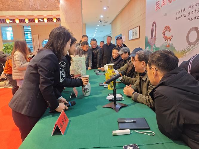 民间线下文物鉴定会专家鉴宝现场照片