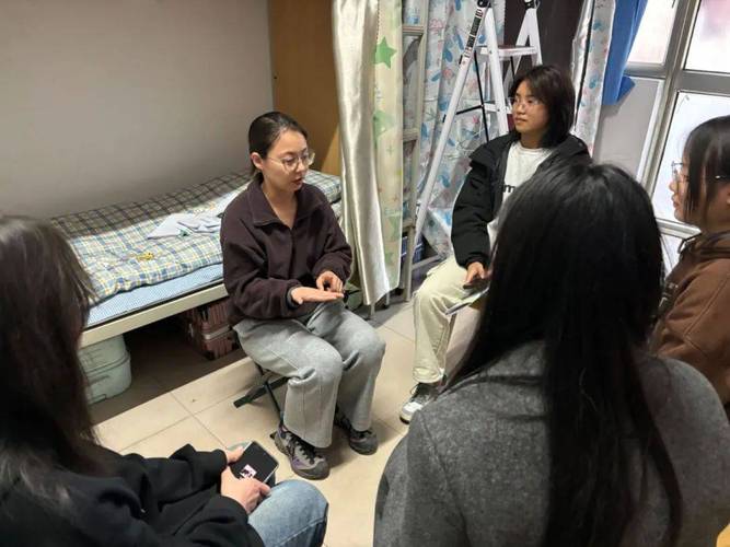 大学宿舍里年轻人热烈讨论创业计划