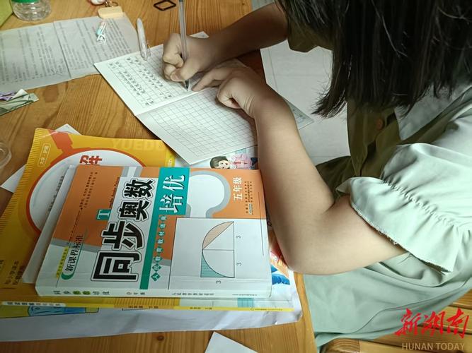 孩子书桌堆满中小学练习册