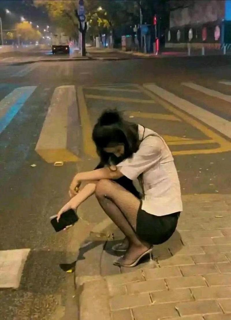 南京新街口地下通道蹲在路边哭的年轻美甲店女孩