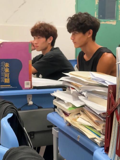 初中教室后排男生攥着碎纸的泛白指节