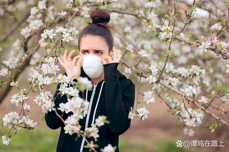 春季户外行人戴口罩阻挡花粉实拍