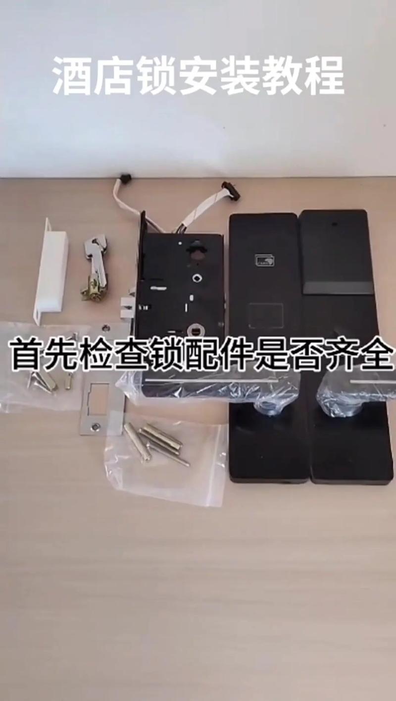 装修师傅安装智能门锁现场开孔步骤图