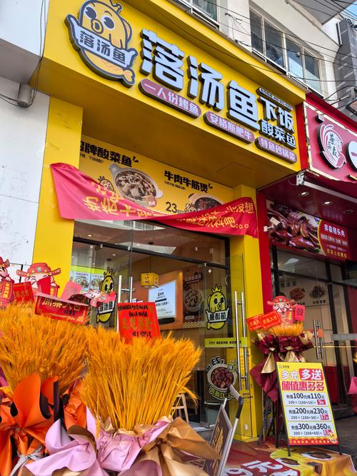 2. 山水间小区:几何光影,社区食堂的酸辣鱼绝了