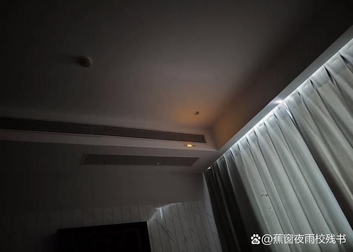 凌晨两点卧室天花板空调光影图