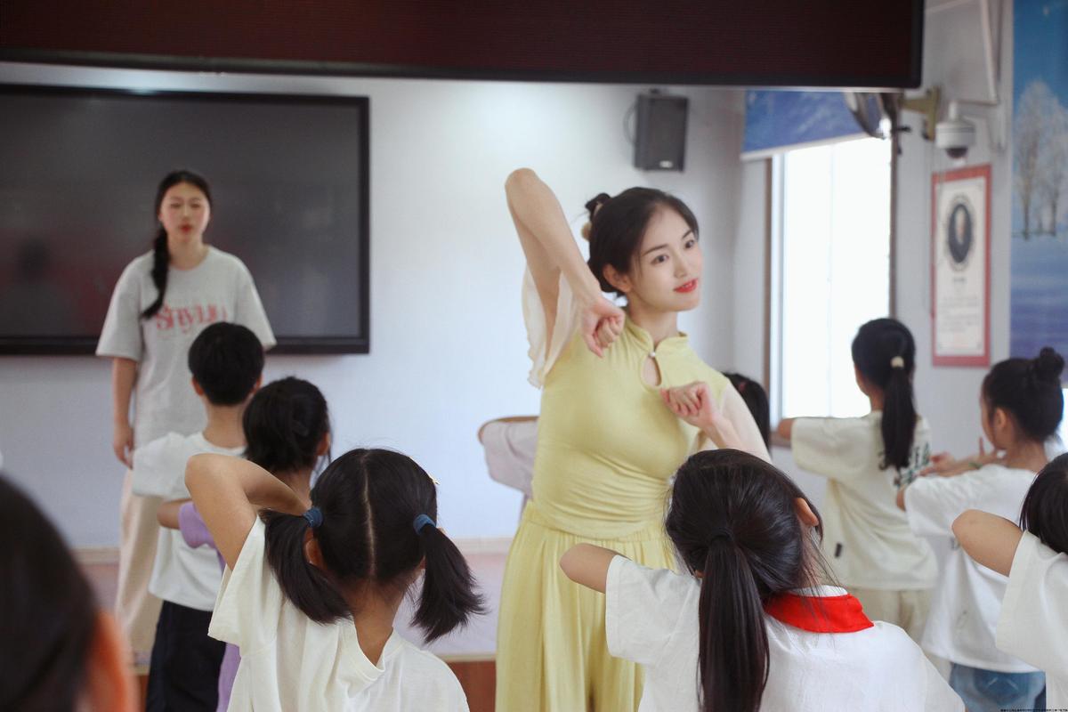 舞蹈教学中教师指导学生感受胸椎发力的实拍图