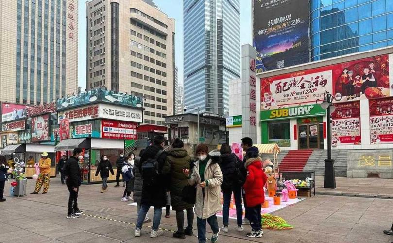三、青泥洼桥商圈:效率至上的功能美学