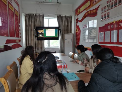 乡村小学教师在办公室参加网络教研直播