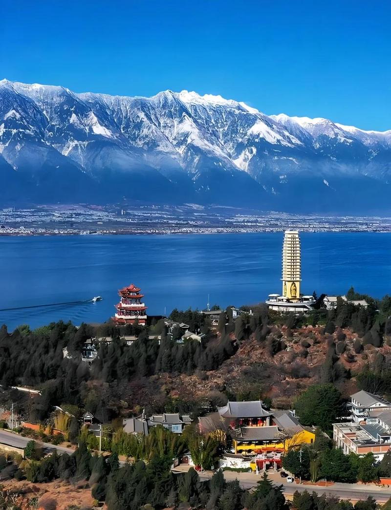 大理苍山远眺洱海清晨风景