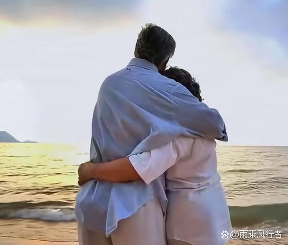 中年丈夫从背后环抱挑选巧克力的妻子温馨场景
