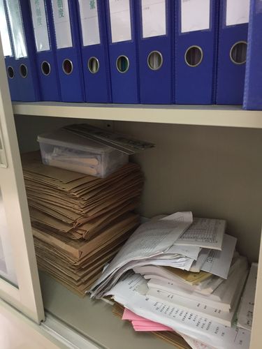 教室储物柜落灰的学生档案袋