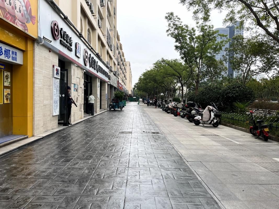 郊区新建小区漂亮但空置的商铺和宽阔马路