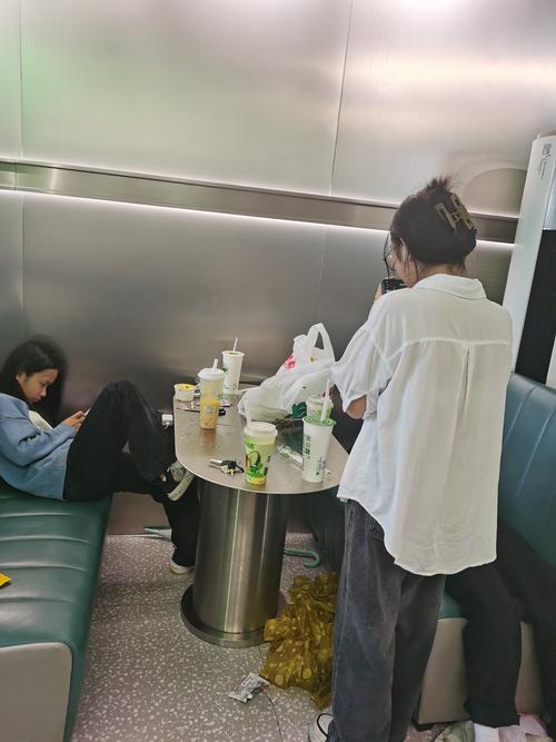 学校门口奶茶摊前低头哭泣的初中女生