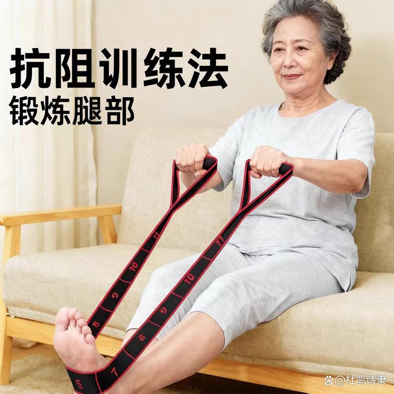 中老年人室内使用弹力带锻炼