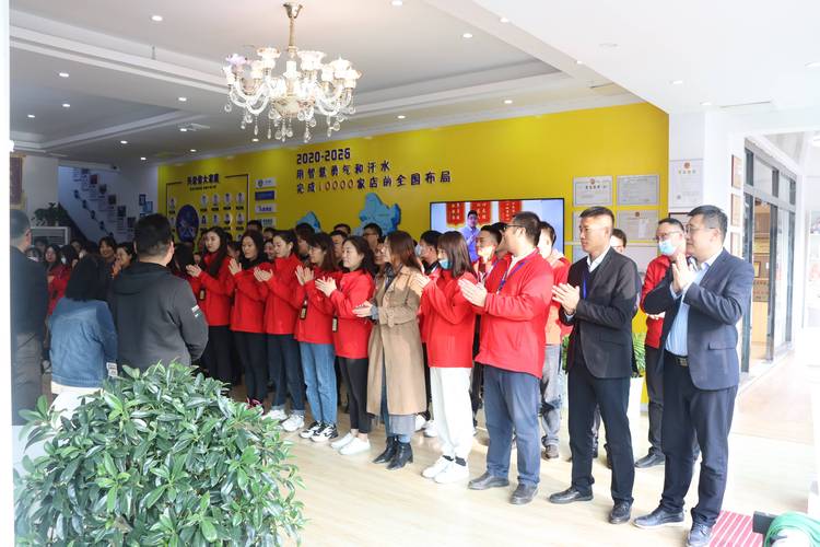 工厂早会公开颁发新人勇气证书合影