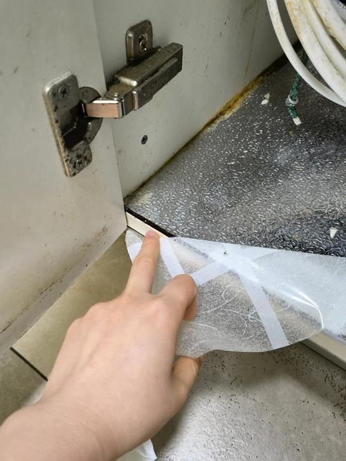 橱柜水槽位置板材受潮胀边实拍图