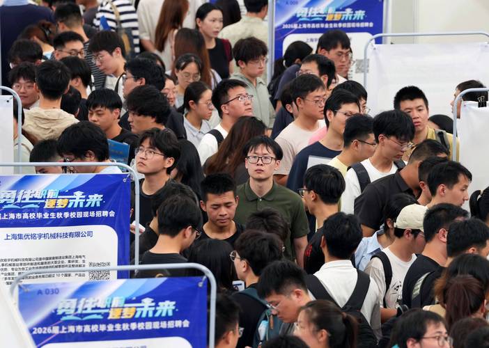 高校毕业生招聘会现场拥挤排队投简历