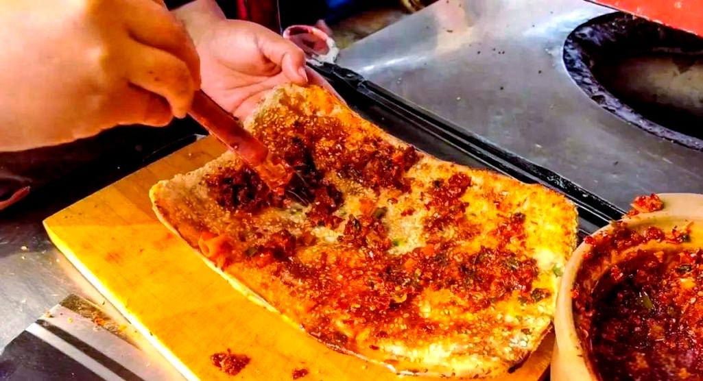 湖北南漳街头现烤猪油饼成品