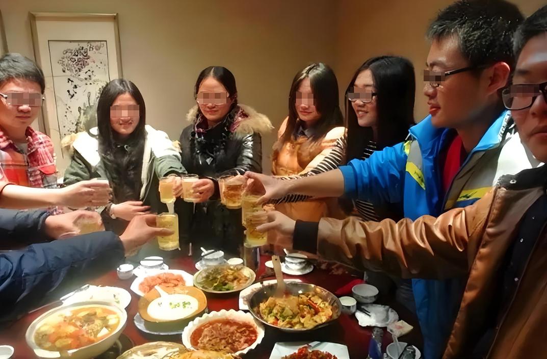 聚会中两个陌生人初次交谈略显尴尬的场景