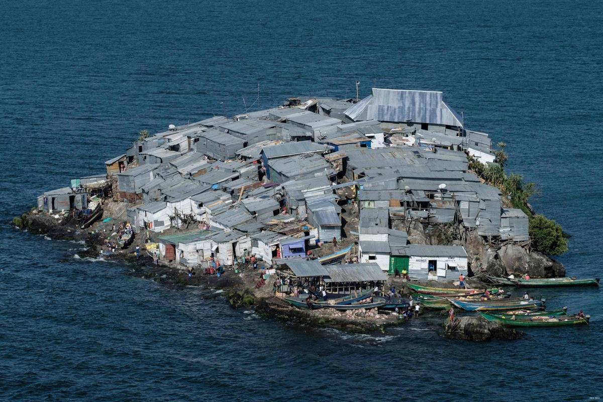 过度商业化开发后的拥挤海岛旅游景点