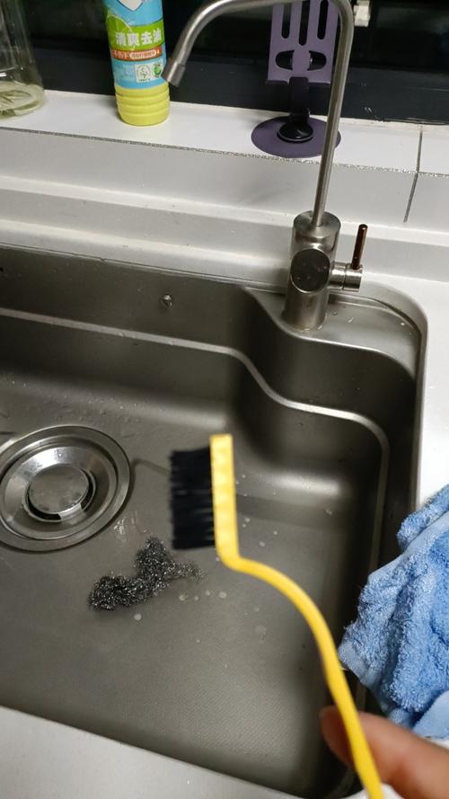 灶台边缘顽固油污用牙刷刷洗细节图
