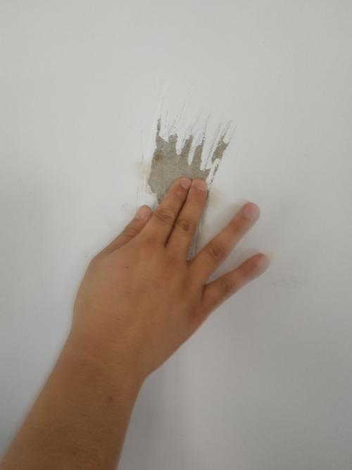 用手触摸毛坯墙面检测掉粉程度实拍