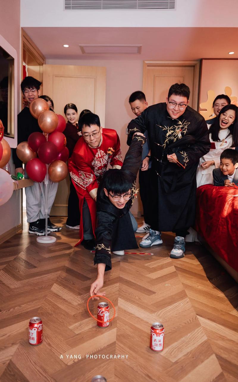 婚礼姐妹团堵门游戏热闹场景