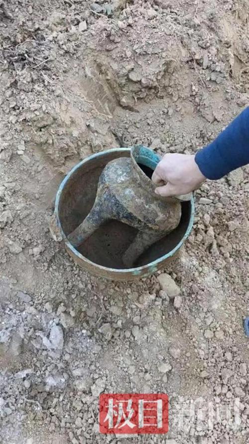 农村宅基地施工挖到文物现场