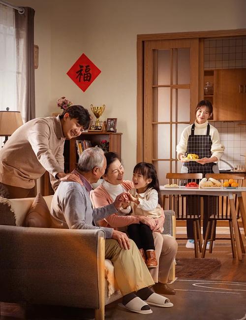 三代同堂家庭客厅里老人给孩子递零食的日常场景